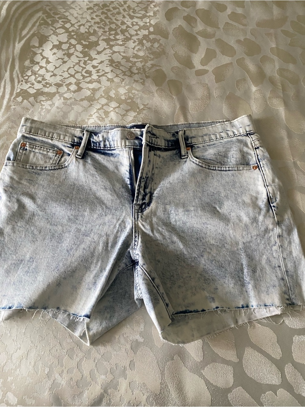 GAP Women's Mid Rise Denim Shorts Raw Hem Size 14 / 32 NWOT